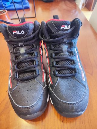 Zapatillas Fila Negras y Rojas