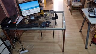Escritorio de cristal y madera