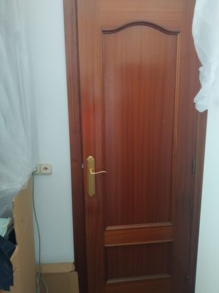 Puerta interior madera muy buen estado. 