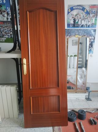 Puerta interior madera muy buen estado. 