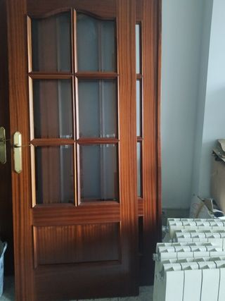 Puerta interior madera muy buen estado.