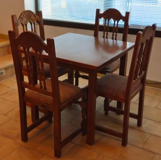 Mesa de madera maciza con 4 sillas