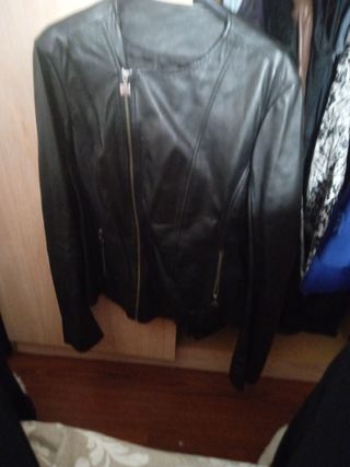 Cazadora Piel Negra firma de lujo sin estrenar 