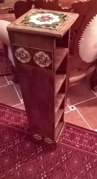 Mensola decorata con ceramica e legno