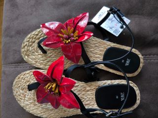 Sandalias Zara flor 3D beige/rojo Talla 38