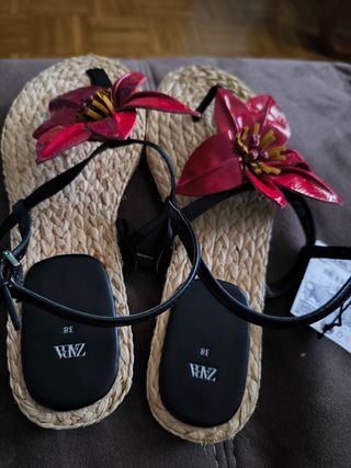 Sandalias Zara flor 3D beige/rojo Talla 38