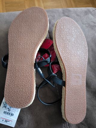Sandalias Zara flor 3D beige/rojo Talla 38