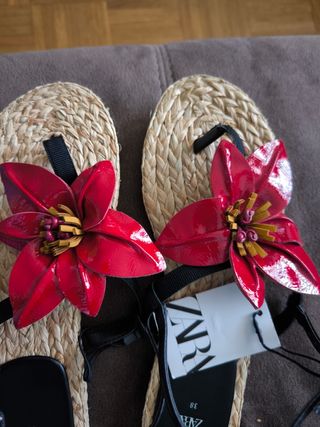 Sandalias Zara flor 3D beige/rojo Talla 38