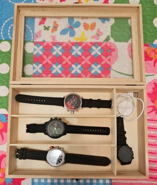 Lote  Relojes Negro y Rojo y smartwatch y caja