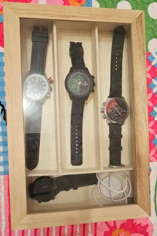 Lote  Relojes Negro y Rojo y smartwatch y caja