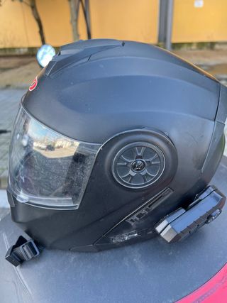 Peugeot Tweet 125cc Moto Negra.con casco y guantes