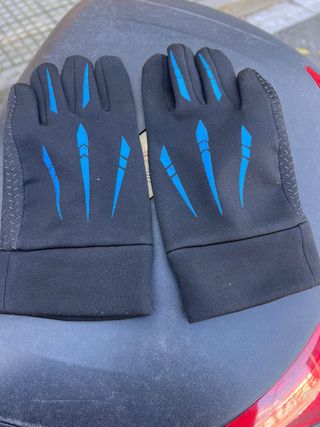 Peugeot Tweet 125cc Moto Negra.con casco y guantes