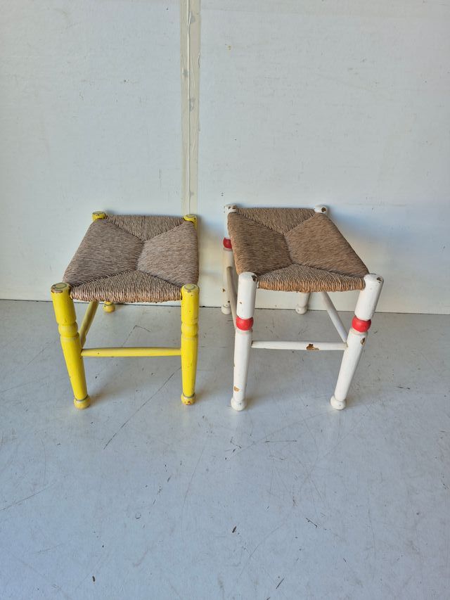 Pareja de banquetas reposapiés mimbre