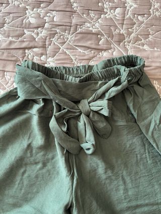 Pantalón verde ancho con lazo