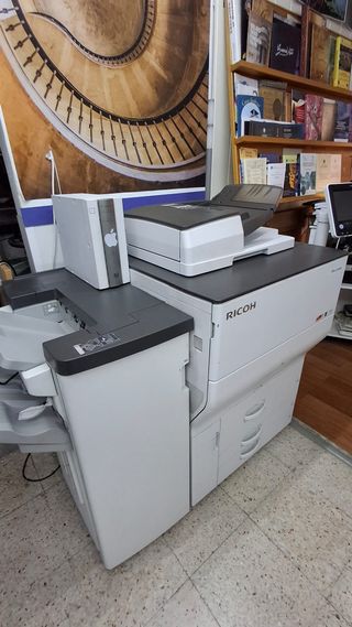 Impresora Ricoh Pro c5100s con finalizador