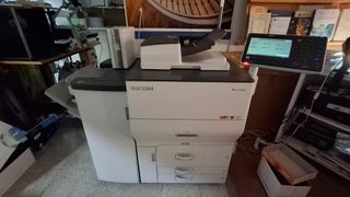 Impresora Ricoh Pro c5100s con finalizador