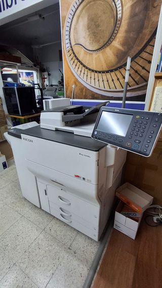 Impresora Ricoh Pro c5100s con finalizador