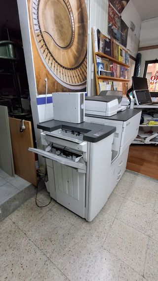 Impresora Ricoh Pro c5100s con finalizador