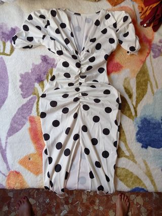 Vestido lunares escotado y fruncido