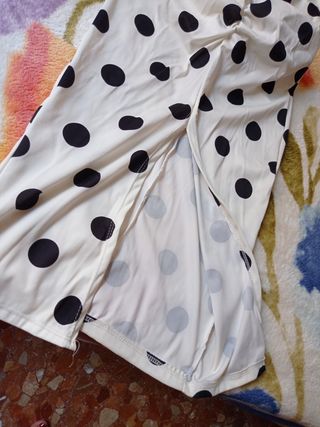 Vestido lunares escotado y fruncido