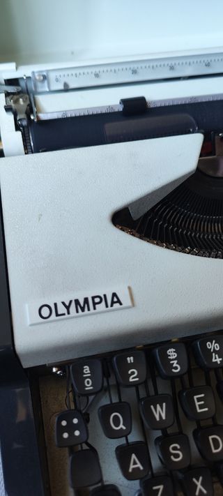Máquina de escribir Olympia Traveller de Luxe
