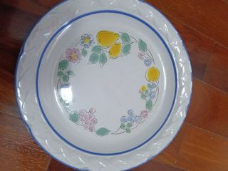 TODO 40 EUROS. Plato de cerámica con frutas y flor