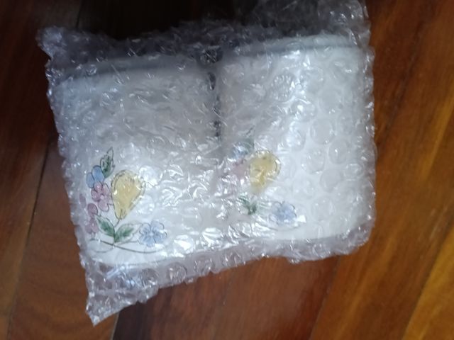 TODO 40 EUROS.
Plato de cerámica con frutas y flor