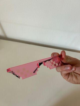Occhiali rosa pixelati