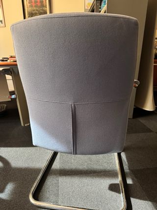 Silla de oficina gris robusta.