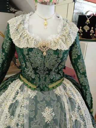 Traje de Fallera y aderezo a estrenar 