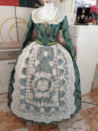 Traje de Fallera y aderezo a estrenar 