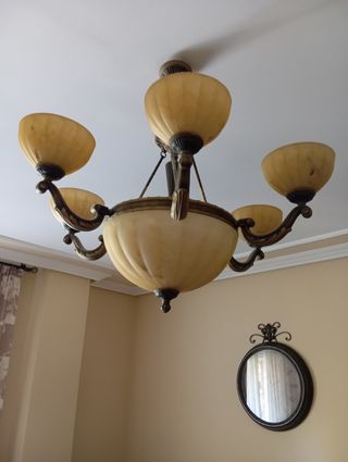 Lámpara de techo dorada y beige