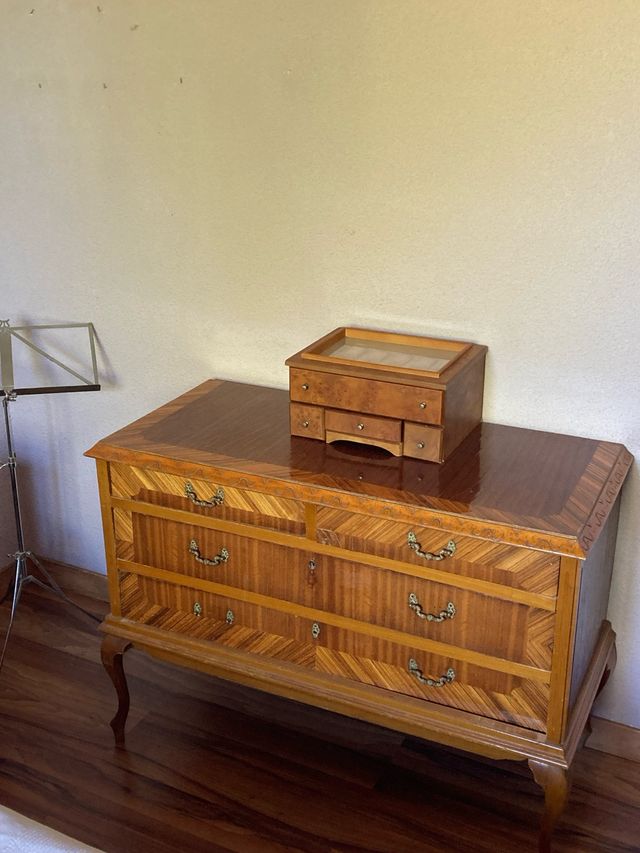 Dormitorio con cama, armario y dos mesillas 60’