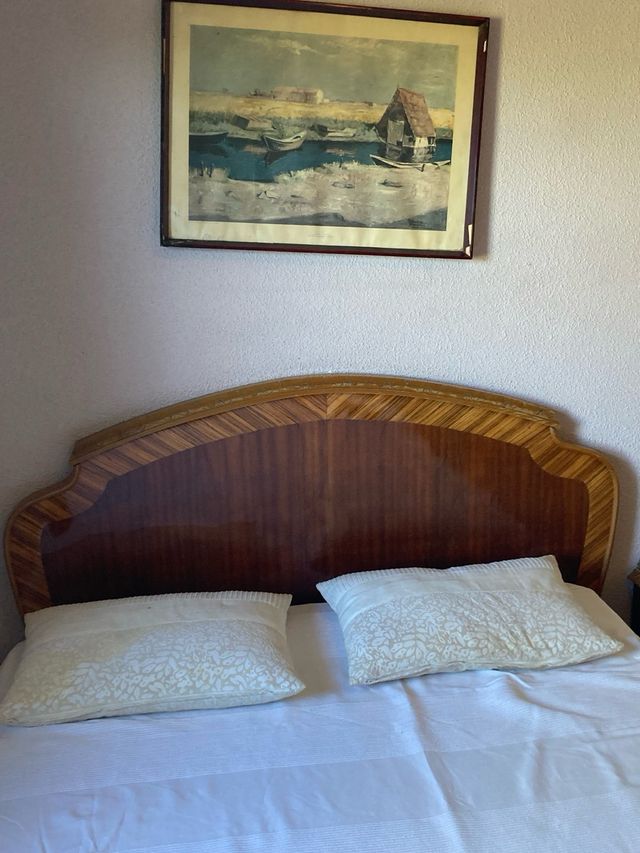 Dormitorio con cama, armario y dos mesillas 60’