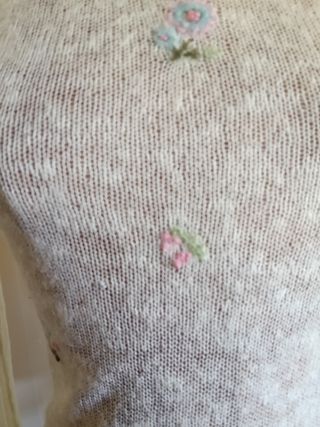 Jersey de cuello alto con flores bordadas