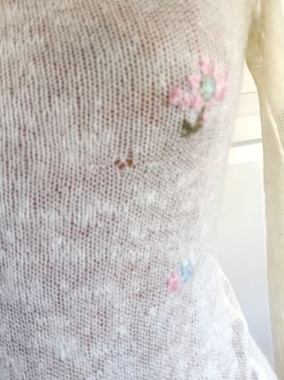 Jersey de cuello alto con flores bordadas