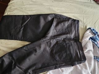 Pantalón efecto piel negro
