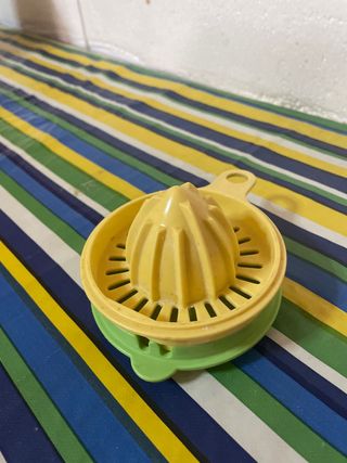 Spremiagrumi in plastica giallo e verde Tupperware