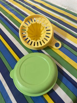 Spremiagrumi in plastica giallo e verde Tupperware