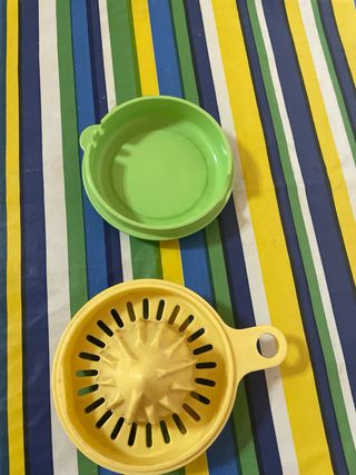 Spremiagrumi in plastica giallo e verde Tupperware