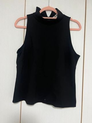 Top negro sin mangas cuello alto talla L