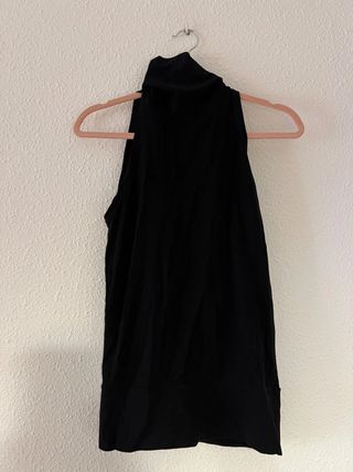 Top negro sin mangas cuello alto talla L
