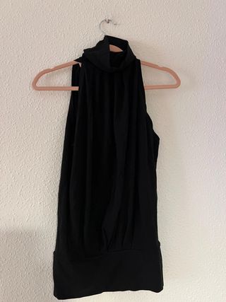 Top negro sin mangas cuello alto talla L