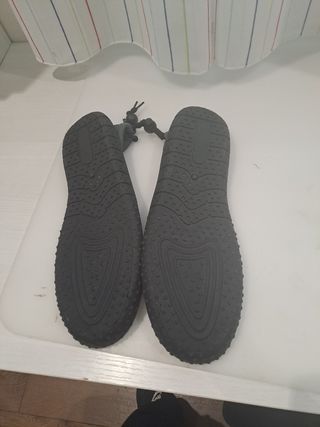 Escarpines grises y azules