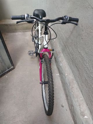Bicicleta de montaña blanca y rosa