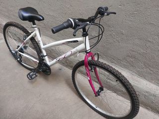 Bicicleta de montaña blanca y rosa