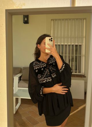 Chaqueta negra bordada Zara