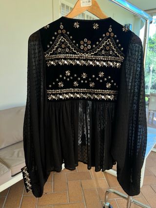 Chaqueta negra bordada Zara