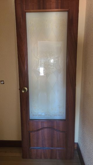 Puerta madera con cristal decorado