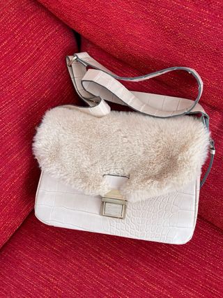 Bolso beige con solapa de pelo